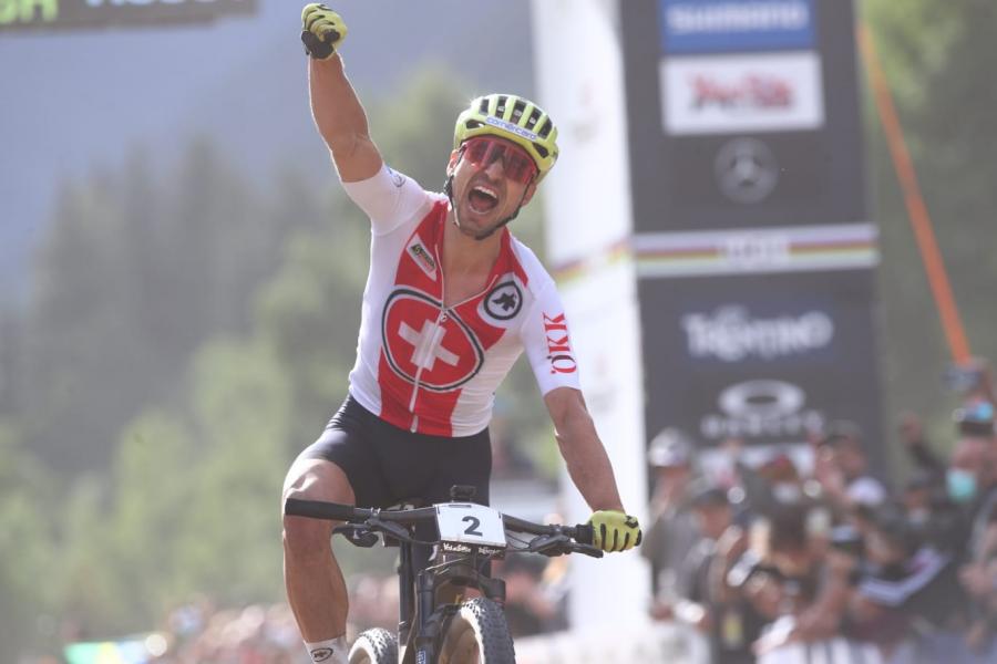 Nino Schurter vuelve a lo más alto ganando el mundial de Val di Sole