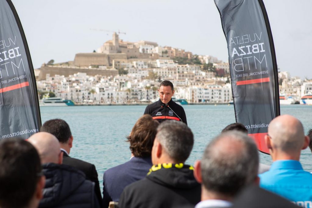 Hoy se ha presentado la XXI edición de la Vuelta a Ibiza Scotty by Shimano. La ronda ibicenca recupera sus fechas habituales después de celebrar su veinte aniversario el pasado mes de octubre.