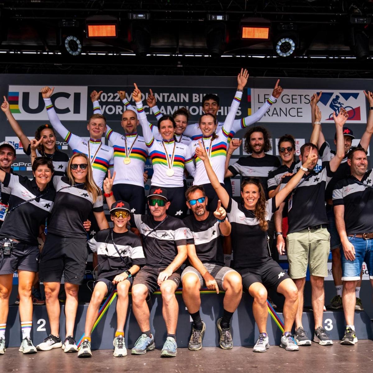 La selección suiza se adjudicó la victoria en la prueba de relevos por equipos del campeonato del mundo de bicicleta de montaña de Les Gets (Francia). España acabó en una decepcionante 13ª posición.