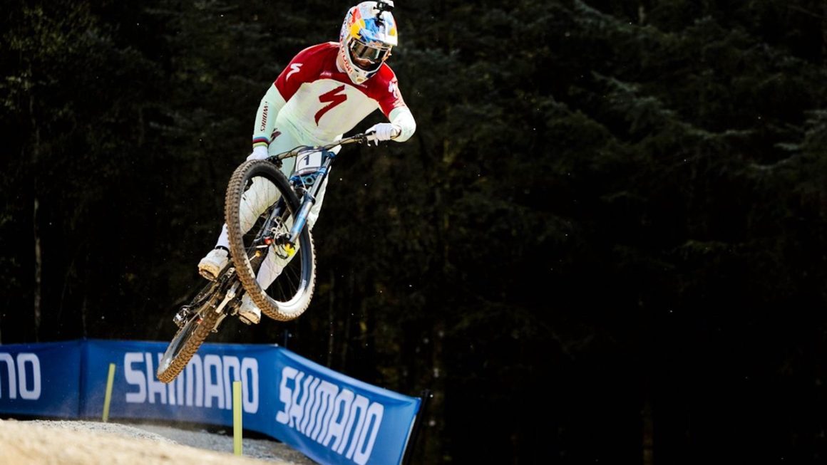 Valentina Höll y Loïc Bruni empiezan ganando en la Copa del Mundo de DH de Fort William