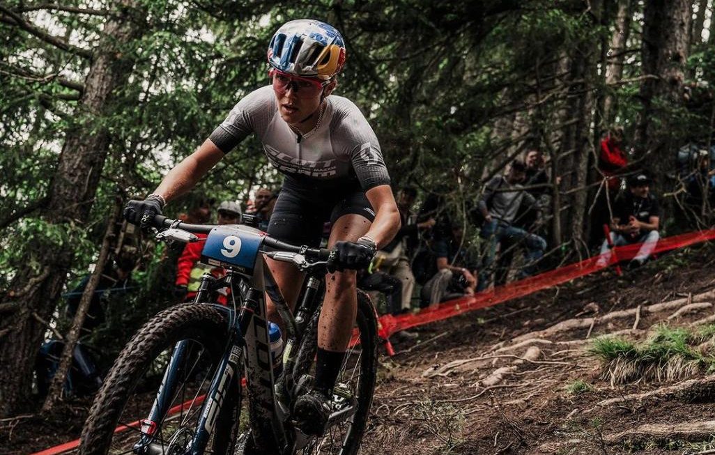 Tom Pidcock y Puck Pieterse se imponen en el short track de Crans-Montana