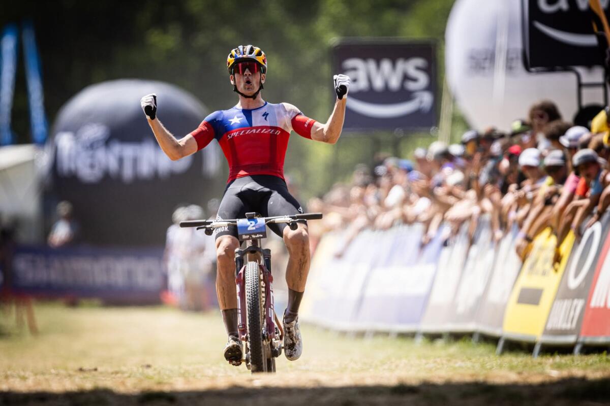 Martín Vidaurre y Puck Pieterse se imponen en la Copa del Mundo de Val di Sole