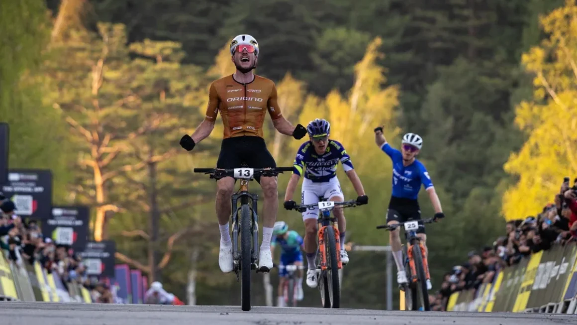 Azzaro se hace con el triunfo en el primer short Track de la temporada