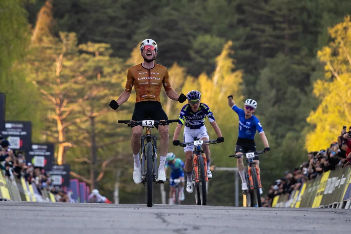 Azzaro se hace con el triunfo en el primer short Track de la temporada