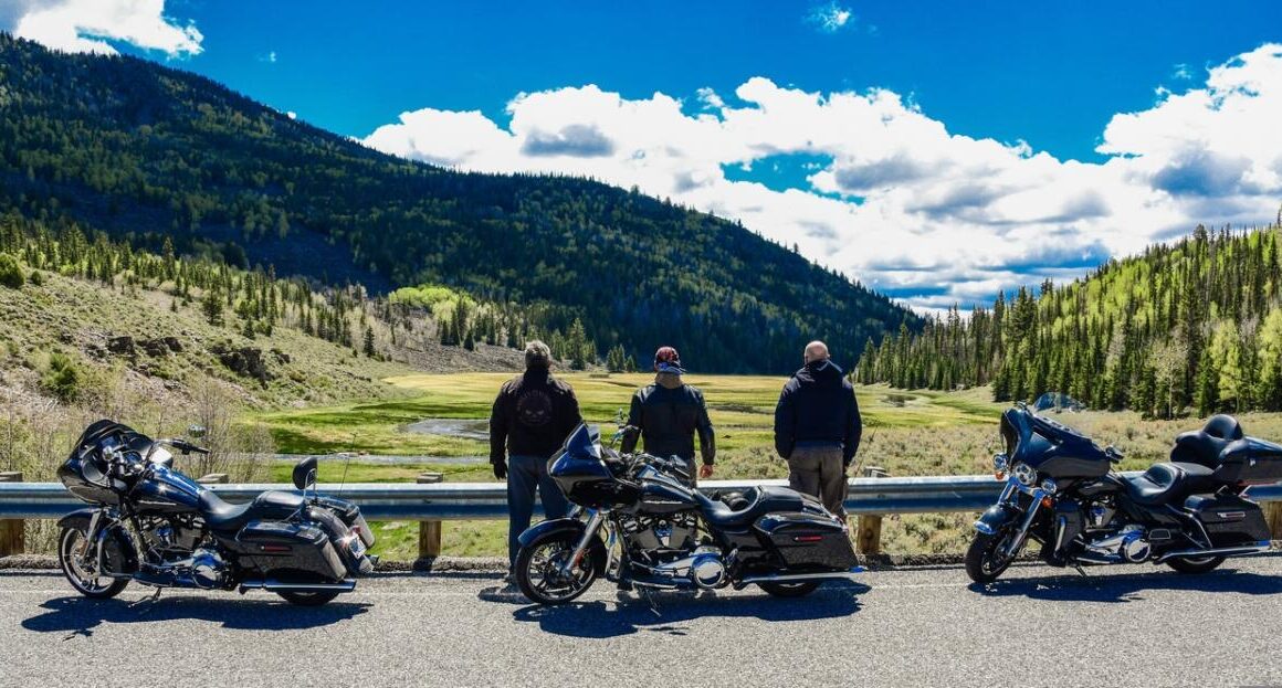 Escapada en moto: cómo elegir la ruta y preparar el equipaje.